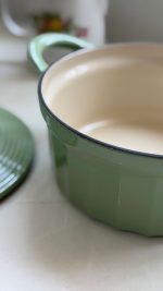 داچ آون قابلمه چدن سایز ۲۲ رنگ سبز پاستیلی - تصویر 5